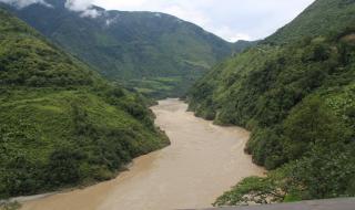 崇山峻岭是什么意思