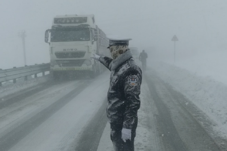 雪雕交警是个帅哥 大雪中被冻成雪雕的交警登上热搜,对此你怎么看